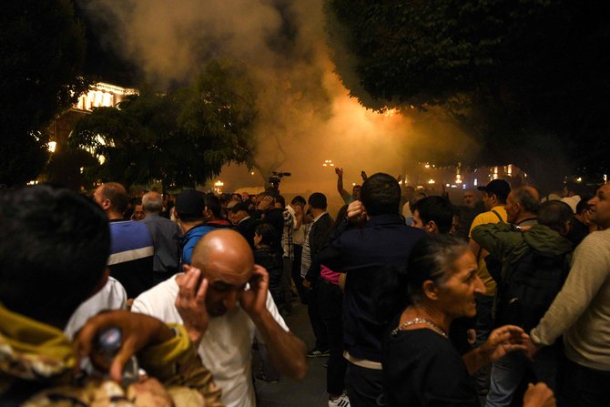 AFP/„Scanpix“ nuotr./Policijos ir protestuotojų susirėmimas Jerevane