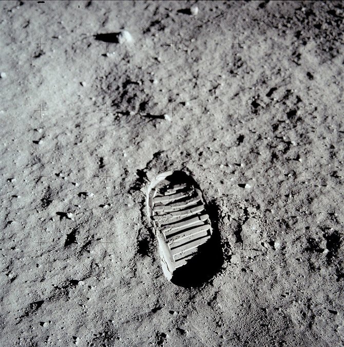 NASA nuotr./Edwino „Buzzo“ Aldrino bato įspaudas ant Mėnulio paviršiaus. 1969 m., „Apollo 11“ misija