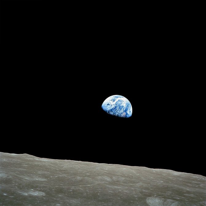 NASA nuotr./Žemės patekėjimas virš Mėnulio horizonto. Nuotraukos autorius – „Apollo 8“ ekipažo narys Williamas Andersas