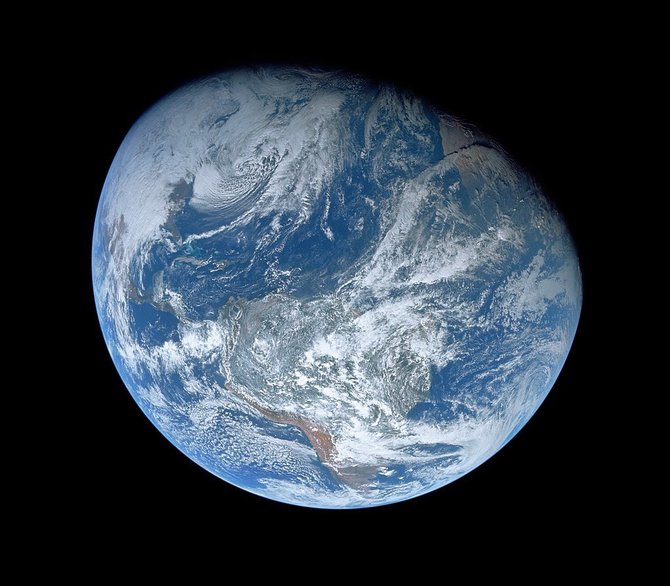 NASA nuotr./Pirmoji viso Žemės rutulio nuotrauka iš kosmoso, kurią padarė ne aparatas, o žmogus. Manoma, kad jos autorius – „Apollo 8“ įgulos narys Williamas Andersas. Atstumas iki Žemės – 30 tūkst. kilometrų.