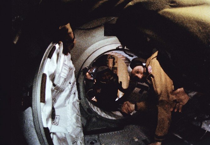 NASA nuotr./Istorinis rankų paspaudimas kosmose. Astronautas Thomas Staffordas sveikinasi su kosmonautu Aleksejumi Leonovu, susijungus JAV ir SSRS kosminiams laivams „Apollo“ ir „Sojuz“. 1975 m. liepos 17 d.