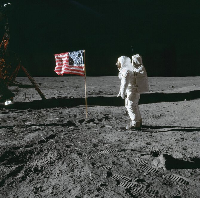 NASA nuotr./Edwinas Aldrinas pozuoja prie JAV vėliavos. 1969 m. liepos 20 d.