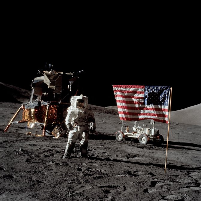 NASA nuotr./„Apollo 17“ misija: astronautas Harrisonas H.Schmittas pozuoja Mėnulio modulio, Mėnulio roverio ir JAV vėliavos fone. 1972 m. gruodžio 13 d.