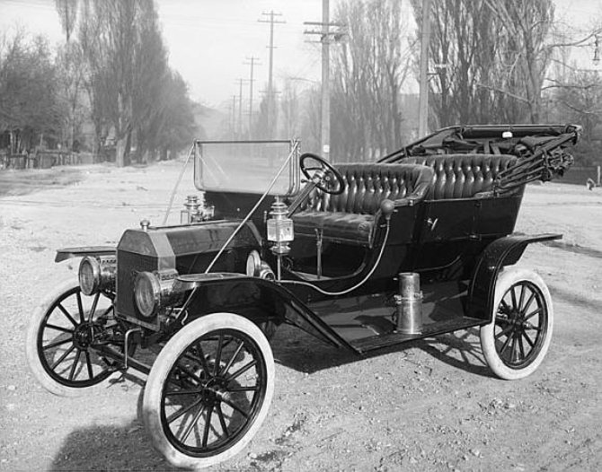 wikimedia org nuotr./Henry Fordas galutinai įtvirtino dešiniapusio judėjimo taisyklę Amerikoje.