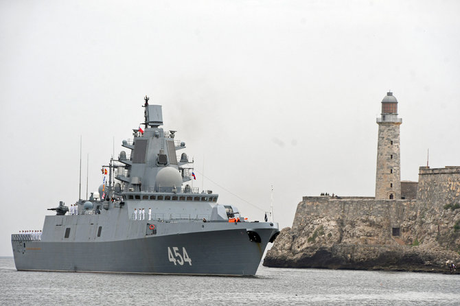 ZUMAPRESS / Scanpix nuotr./Rusijos fregata „Admiral Gorškov“ įplaukia į Havanos uostą 2024 m. birželio 12 d.