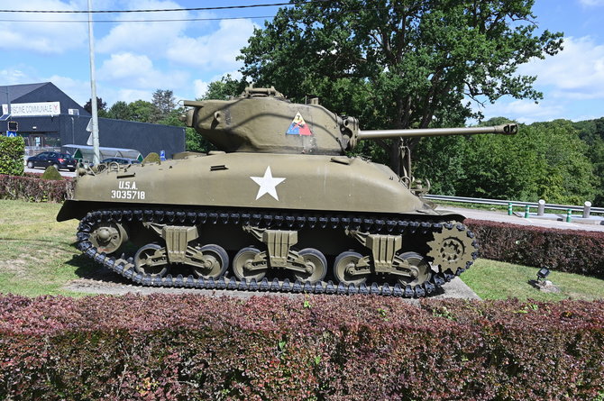 „Scanpix“ nuotr./Monumentu paverstas tankas „Sherman“ Vjelsalme, Belgijoje