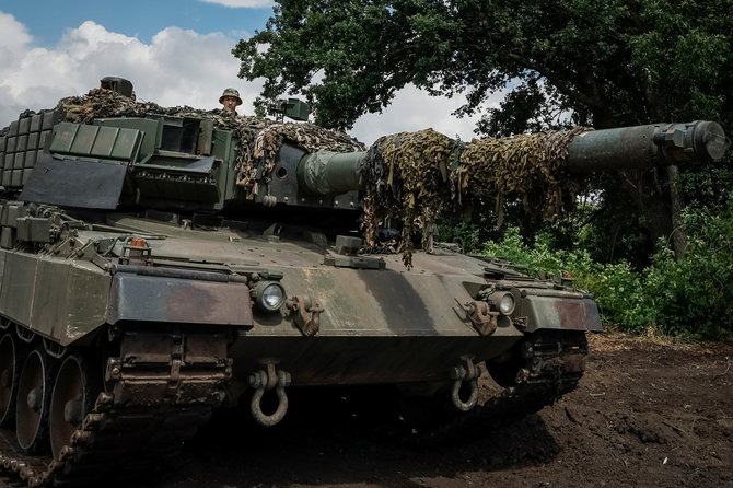 „Reuters“/„Scanpix“ nuotr./Ukrainiečių tankas „Leopard 2A4“