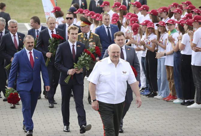 „Scanpix“/AP nuotr./Aliaksandras Lukašenka ir trys jo sūnūs: Viktaras, Mikalajus ir Dzmitryjus