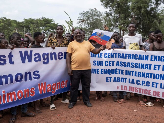 AFP/„Scanpix“ nuotr./Dalis Centrinės Afrikos Respublikos gyventojų demonstruoja prielankumą „Wagner“ ir Rusijai.