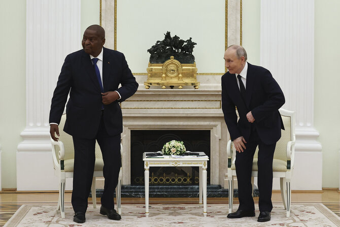 „Scanpix“/AP nuotr./Faustinas-Archange'as Touadéra ir Vladimiras Putinas