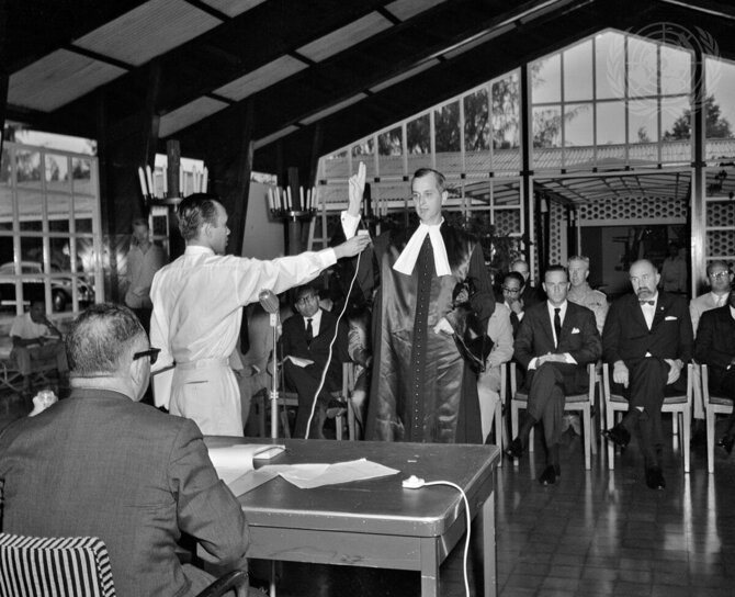 JT nuotr./Naujų pareigūnų priesaikos ceremonija Vakarų Naujojoje Gvinėjoje (1962 m.)