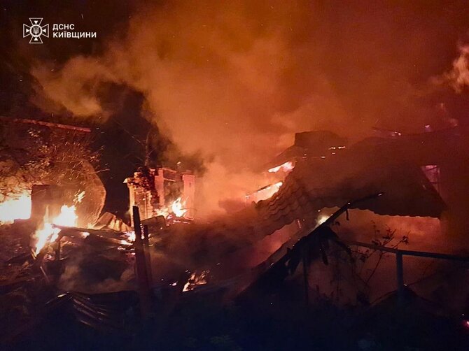 Ukrainos nepaprastųjų situacijų tarnybos nuotr./Rusijos atakos prieš Kyjivą birželio 23-iosios naktį padariniai