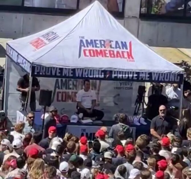 Kadras iš vaizdo įrašo/Charlie Kirkas likus sekundei iki šūvio