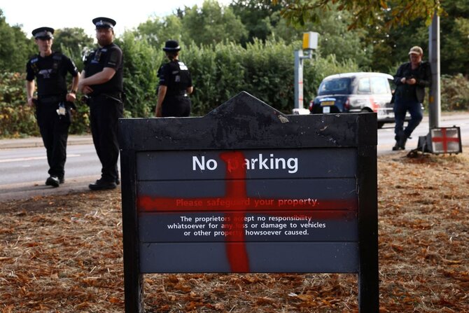 „Reuters“/„Scanpix“ nuotr./Kampanija „Operation Raise the Colours“ kartais virsdavo elementariu vandalizmu.