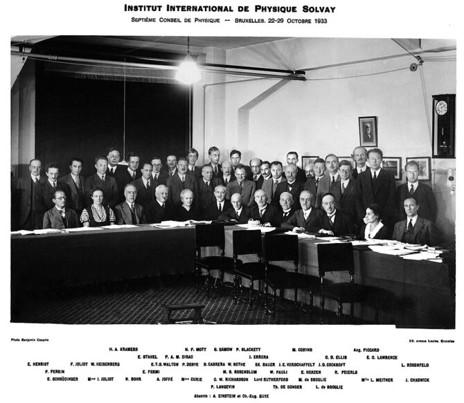 Wikipedia.org nuotr./1933 m. Solvay konferencijos Briuselyje dalyviai. Georgijus Gamovas stovi pačiame nuotraukos centre, ties sienos kampu.