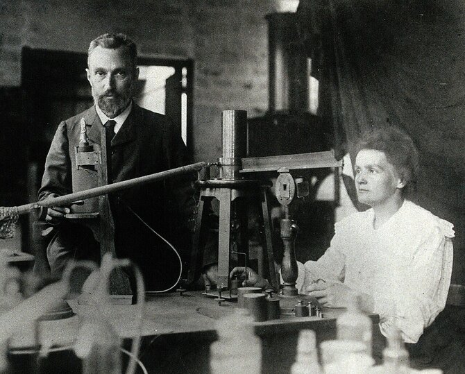 Wikipedia.org nuotr./Pierre'as ir Marie Curie laboratorijoje 1904 m., jau gavę savo Nobelio fizikos apdovanojimą