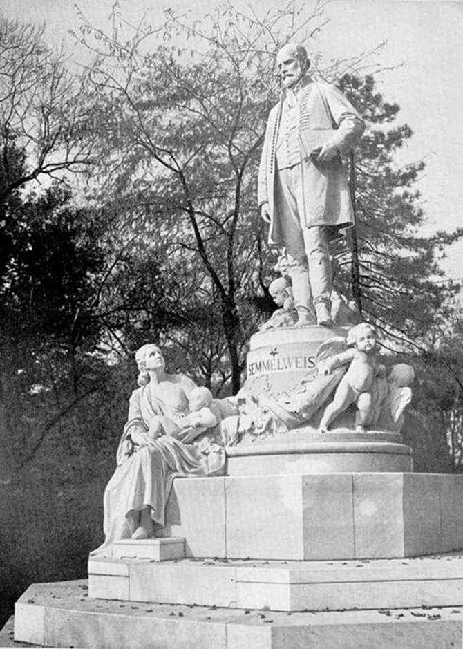 Wikipedia.org nuotr./Paminklas Ignazui Philippui Semmelweisui priešais Šv. Roko ligoninę Budapešte. Ant paminklo užrašyta „Motinų gelbėtojui“.