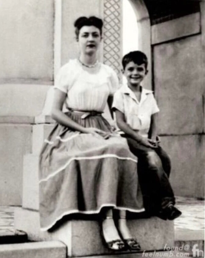 Wikipedia.org nuotr./Bette Nesmith Graham su sūnumi Michaelu. Penktasis praėjusio amžiaus dešimtmetis