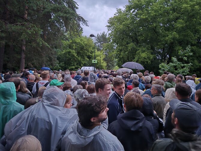 15min nuotr./Minia žmonių, laukiančių savo eilės išeiti iš Vingio parko į Čiurlionio gatvę