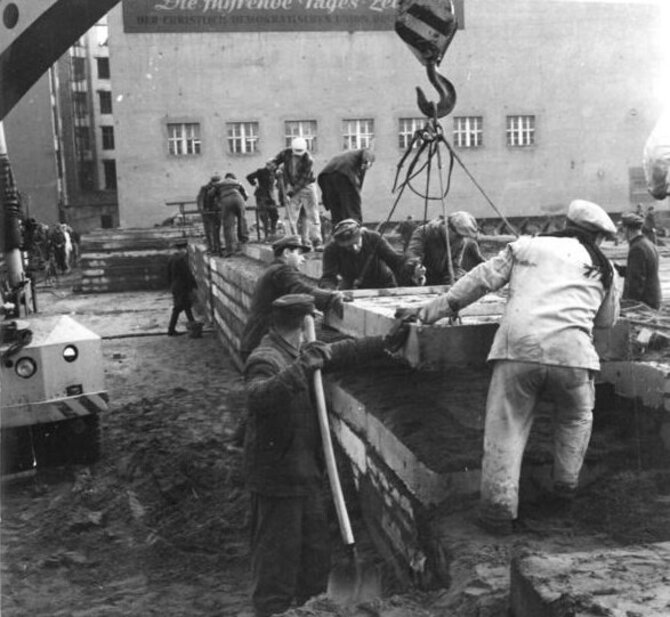 Wikipedia.org nuotr./Berlyno sienos statybų pradžia 1961 m. rugpjūtį