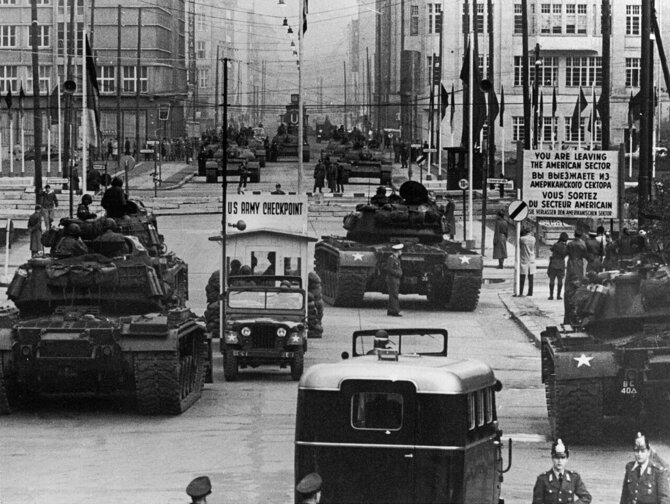 Wikipedia.org nuotr./JAV ir SSRS tankų priešprieša Rytų ir Vakarų Berlyno pasienyje 1961 m. spalį