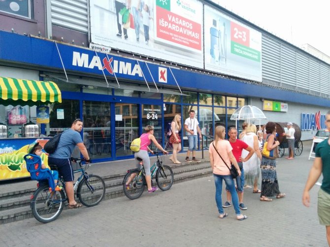 Violetos Grigaliūnaitės/15min.lt nuotr./Nutrūkus elektros tiekimui, uždaryta parduotuvė „Maxima“.