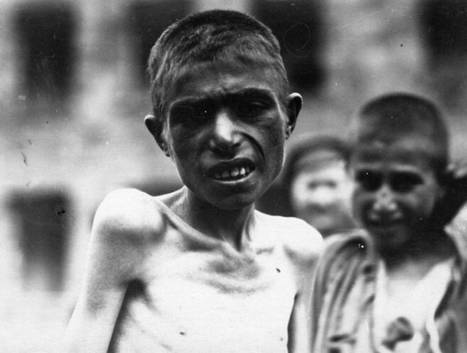 „Reuters“/„Scanpix“ nuotr./Nuo bado išsekę armėnai našlaičiai Pirmojo pasaulinio karo metais