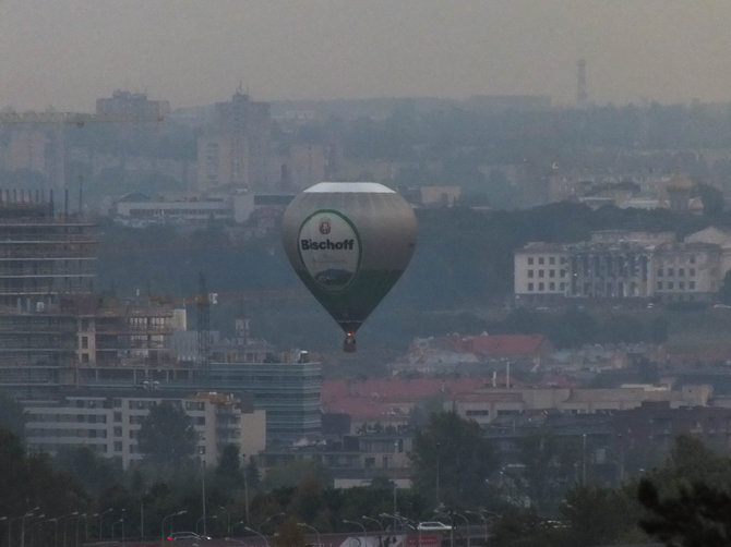 Oro balionai leidžiasi Vilniaus mieste.