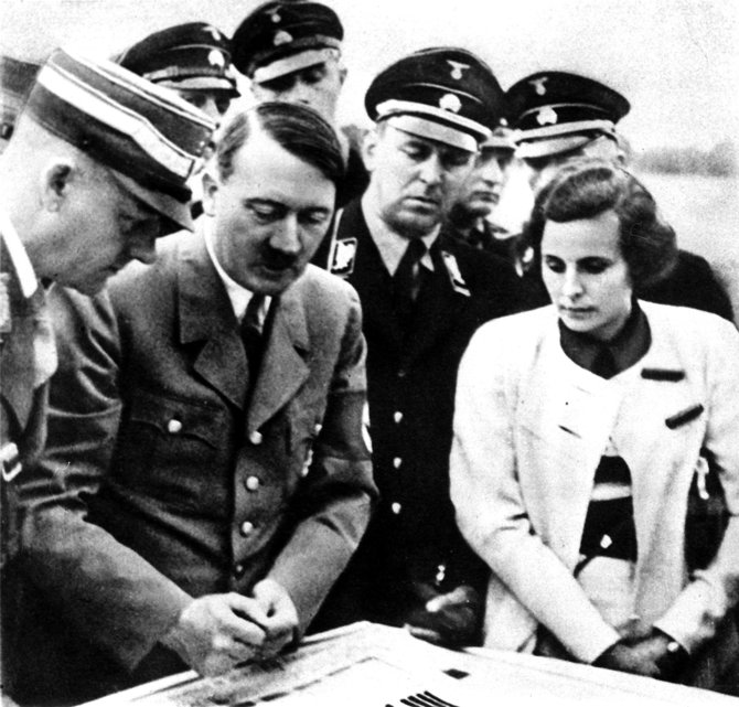 „Scanpix“/„Picture-Alliance“ nuotr./Leni Riefenstahl aptaria filmo apie nacistų partijos suvažiavimą detales