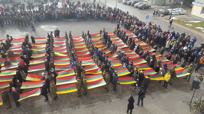 Telšių kultūros centro nuotr./Telšiuose 99-asis Lietuvos gimtadienis paminėtas 99 trispalvių iškėlimu.
