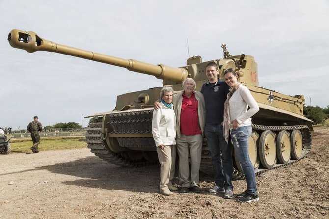 Bovingtono tankų muziejaus nuotr./Wilhelmas Fischeris su šeima prie „Tiger 131“ tanko