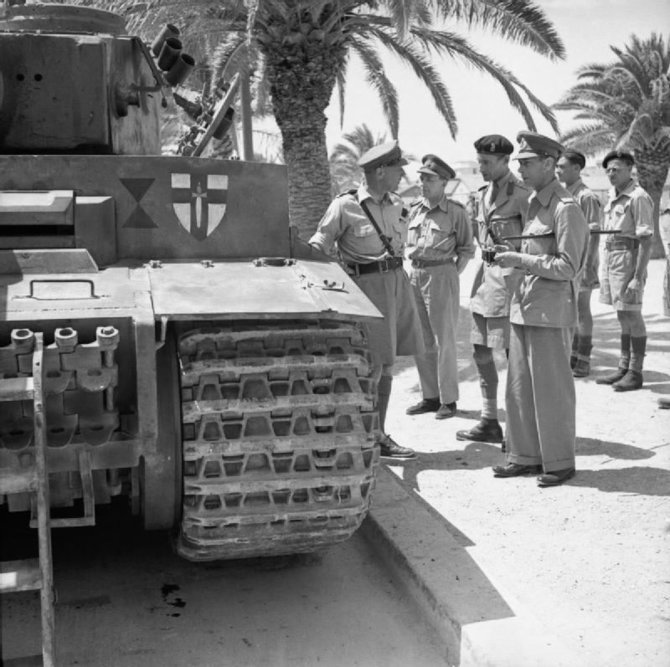 Imperijos karo muziejaus nuotr./Karalius George'as VI 1943 metų birželį Tunise apžiūri tanką „Tiger 131“.
