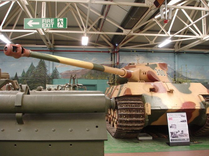 LordHarris/Wikipedia.org nuotr./„Karališkasis tigras“ su F.Porsche bokšteliu Bovingtono tankų muziejuje