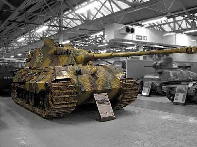 Hohum/Wikipedia.org nuotr./„Karališkasis tigras“ su „Henschel“ bokšteliu Bovingtono tankų muziejuje