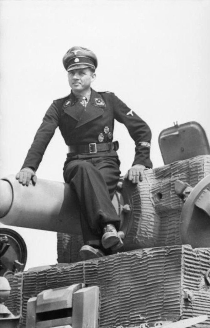 Vokietijos Bundesarchyvo/Wikipedia.org nuotr./Michaelis Wittmannas ant savo „Tigro“