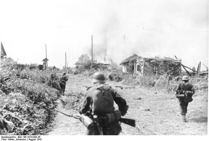 Vokietijos bundesarchyvo/Johanneso Hählės nuotr./Puolantys vokiečių kariai. 1941 m. rugpjūtis