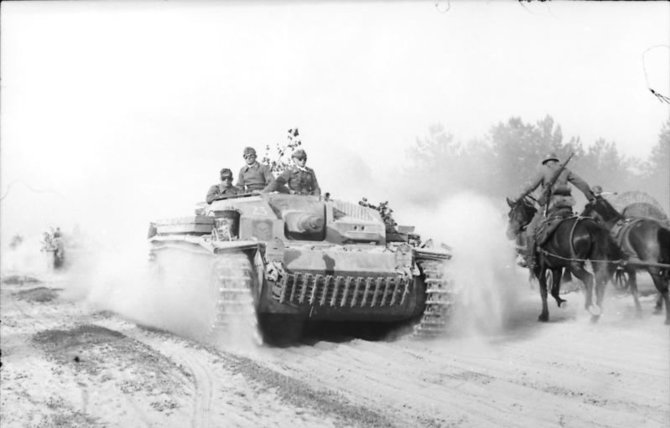 Vokietijos bundesarchyvo/Wikipedia org. nuotr./Nors 1941 m. dalis Vokietijos kariuomenės buvo mechanizuota, tačiau dar nebuvo galima išsiversti be arklių transporto.