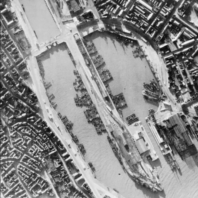 Karališkųjų oro pajėgų nuotr./Invazijai paruoštos vokiečių baržos Bulonės uoste. 1940 m. birželis