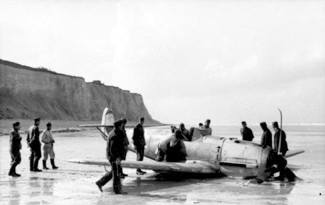 Wikipedia.org nuotr./Po mūšio virš Britanijos avariniu būdu Prancūzijos pakrantėje nusileidęs vokiečių naikintuvas Messerschmitt Bf 109