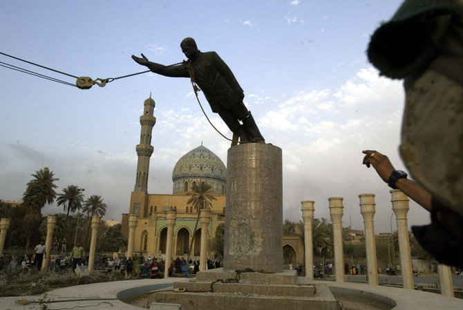 „Scanpix“/„SIPA“ nuotr./Bagdade verčiama Saddamo Husseino statula (2003 m. balandžio 9 d.)