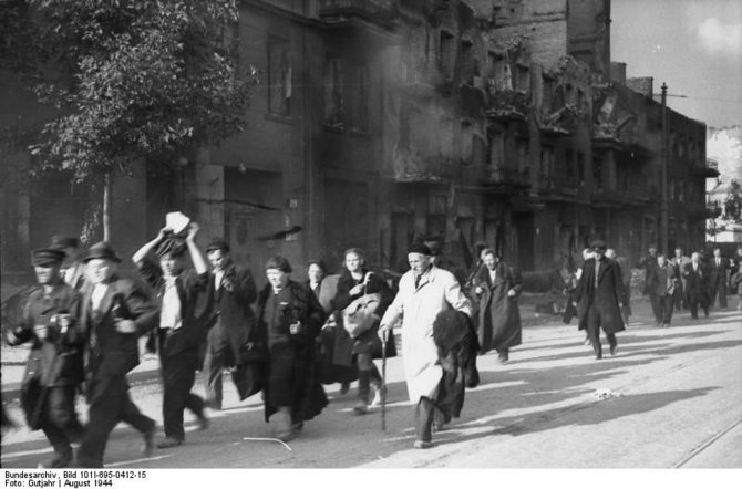 Vokietijos Bundesarchyvo/Wikimedia.org nuotr./Iš Volios rajono išvaromi civiliai gyventojai. (1944 m. rugpjūtis)