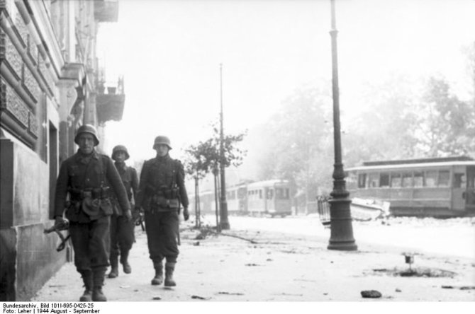 Vokietijos Bundesarchyvo/Wikimedia.org nuotr./Esesininkai Varšuvos gatvėje (1944 m. rugpjūtis–rugsėjis)