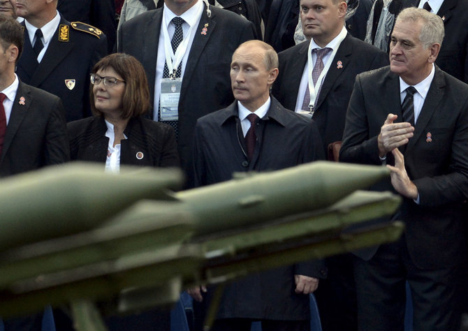 „Reuters“/„Scanpix“ nuotr./Vladimiras Putinas stebi karinį paradą Belgrade 2014 m. spalio 16 d.