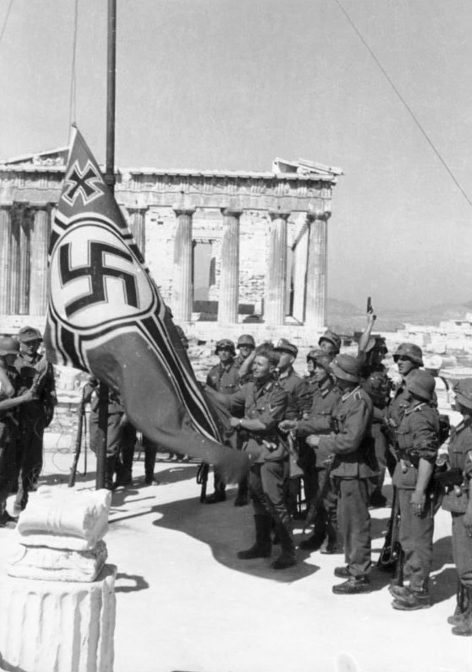 Theodoro Scheererio/Vokietijos Bundesarchyvo/Wikimedia.org nuotr./Vokiečių kariai iškelia vėliavą Atėnuose (1941 m. gegužė)