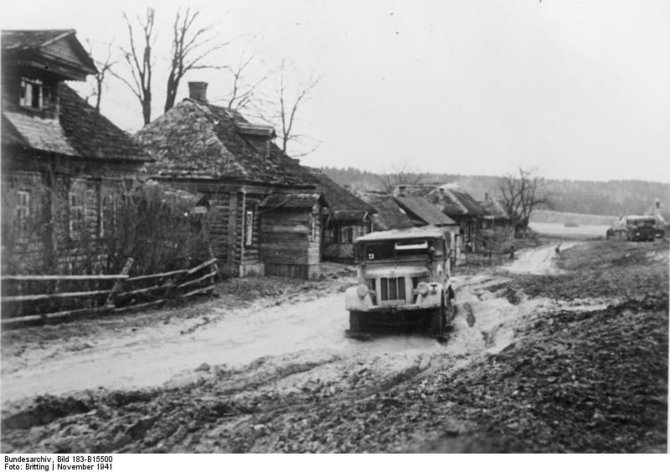 Vokietijos Bundesarchyvo/Wikimedia.org nuotr./Klampyne virtęs kelias Rusijos kaime (1941 m. lapkritis)