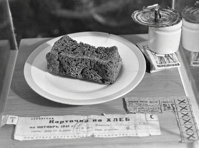 „RIA Novosti“ archyvo/Wikimedia.org nuotr./Blokadinės duonos ir duonos kortelių pavyzdys muziejuje