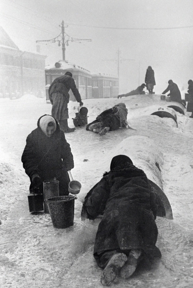 „RIA Novosti“ archyvo/Wikimedia.org nuotr./Žmonės semia vandenį iš susprogdinto vandentiekio magistralės blokadiniame Leningrade.