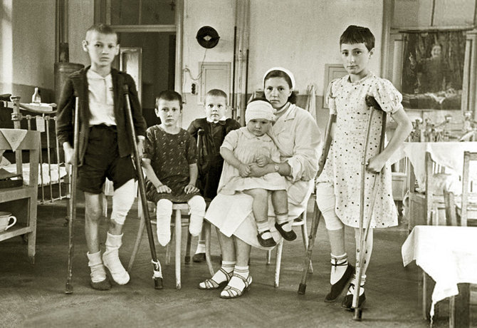 „RIA Novosti“ archyvo/Wikimedia.org nuotr./Per bombardavimus sužaloti vaikai