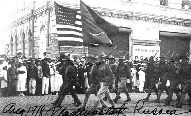 Wikipedia.org nuotr./Amerikiečių kariai Vladivostoke (1918 m. rugpjūtis)