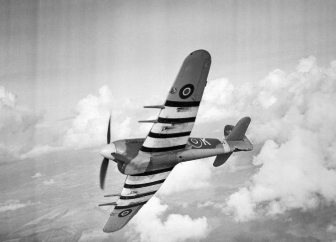 Wikipedia.org nuotr./Didžiosios Britanijos naikintuvas-bombonešis „Hawker Typhoon“